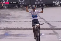 Pidcock overwint val en geworstel met 'wortels' in Wereldbeker Nove Mesto