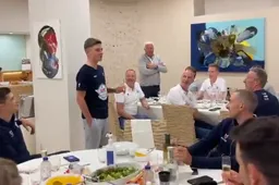 🎥 De sfeer zit er bij proostend Soudal Quick-Step goed in na zege Evenepoel: 'Zigge zagge, zigge zagge'