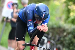 Küng ziet last van schouders vallen met tijdritzege: 'Greep er de laatste tijd zo vaak naast'