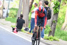 Arensman wijt ineenstorting in Giro-tijdrit aan 'te fris' zijn: 'Normaal kan ik zulke vermogens gewoon volhouden'