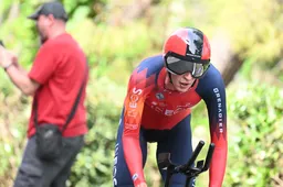 Oververhitting speelt Arensman parten op NK tijdrijden: 'Ingestort na de finish'