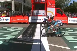 Van Vleuten verdedigt doorkoersen tijdens plaspauze Vollering: 'Dit plan hadden we al gemaakt'