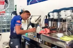 'Geen oefening en in twee pogingen, wat kan deze man niet?' Van der Poel maakt ook in koffiebar indruk