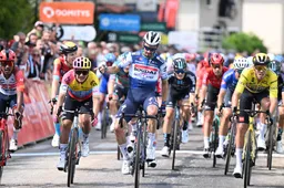 Evenepoel ziet makker Alaphilippe zegevieren: 'Dit is wat ze met 'antwoorden met de pedalen' bedoelen'