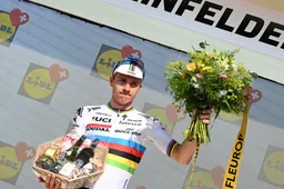 Evenepoel draagt solozege op aan Mäder: 'Ben niet het type renner dat een koers verlaat'