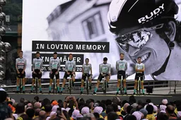 Poels over minuut stilte voor Mäder bij ploegenpresentatie: 'Je wordt er weer even mee geconfronteerd'