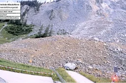 'Fase blauw' nadat enorme rotsmassa naar beneden komt in Zwitsers dorp; beklimmingen Ronde van Zwitserland geschrapt