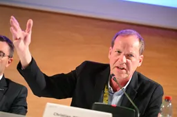 Tourbaas Prudhomme: 'Op zulke momenten is Van der Poel populairder dan Alaphilippe en Pinot bij elkaar'