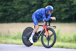 Gaudu laat klassement varen na slechte tijdrit, Hindley ziet arbeid lonen met knappe tijdrit