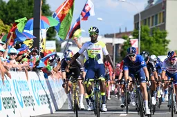 Nog één klaar voor de Tour! Girmay klopt Van Aert in oppermachtige massasprint in Zwitserland