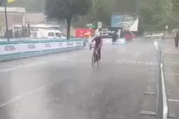 🎥 Proloog in Giro Donne gestaakt door noodweer; complimenten Van Vleuten en Vos, ondanks gezette tijd