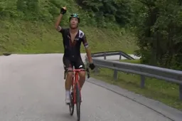 🎥 Hevig geëmotioneerde Pellaud eert overleden Mäder met korte aanval en salut in Ronde van Slovenië