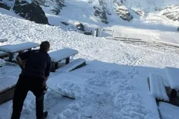 📸 Dikke laag verse sneeuw voor Wout van Aert en Wilco Kelderman in Zwitserland, die het niet direct treffen