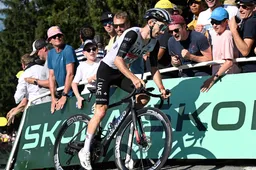 Pogačar verrast en laat Adam Yates wegrijden op de Mont-Blanc: 'Was niet het plan'
