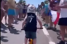 🎥 Schitterende beelden: 3-jarige zoontje van Romain Bardet (DSM) wordt aangemoedigd op Puy de Dôme