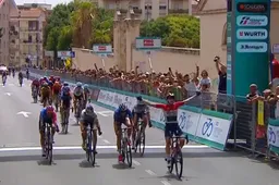 Vas verrast Vos en consorten met machtige sprint heuvelop in Giro Donne, Van Vleuten blijft leider