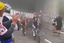 🎥 Party, party! Lucinda Brand doet mee met feestvierende supporters op Col du Tourmalet