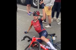 🎥 Ondersteboven door een geluidsman... Carlos Rodriguez (INEOS) komt na puike etappe met kater bij de bus