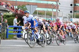 Dylan Groenewegen tankt vertrouwen voor vervolg Tour: 'Dat ik er dan nog bij zit, daar sta ik ook wel van te kijken'