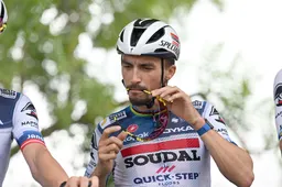 Alaphilippe voelt dat het er even niet inzit: 'Strijd tussen Pogacar en Vingegaard maakt het ingewikkelder'