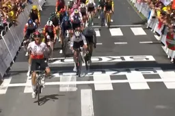 Van Aert slaat op z'n stuur: Sensatie Victor Lafay verrast Jumbo-Visma met late uitval in tweede Touretappe