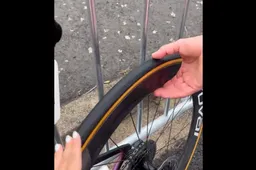 Een lekke band blijkt reden voor matige sprint Kopecky: 'Heel mooi dat Vollering de lead-out deed''