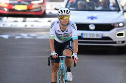 Lutsenko is de allersterkste op bizar steile slotklim in Turkije: 'Zoiets heb ik nog nooit meegemaakt'