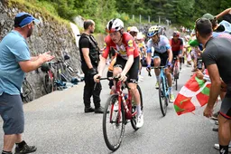Skjelmose krijgt acht minuten aan de broek, dag na crash in Tour: 'Ik reed met pijn in de rug'