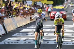 Bilbao sprint na bizarre openingsfase vanuit kopgroep naar ritzege, eert Mäder en stijgt flink in klassement