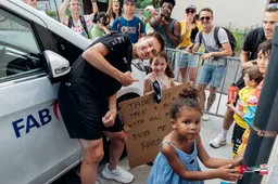 📸 Pogacar doet kleine Tourfan (indirect) een konijn cadeau, en de hele wereld kijkt mee als bewijs!