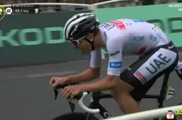 🎥 Eindelijk koers in Parijs: Pogacar zet race nog één keer in de fik, peloton geflitst richting Champs Elysées