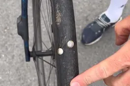 🎥 Withete Calmejane haalt uit na punaises op parcours, meerdere renners getroffen door lekke banden