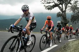 Van Vleuten vertelt waar het 'akkefietje' met Vollering in Aspin-afdaling over ging (en is heel sportief)