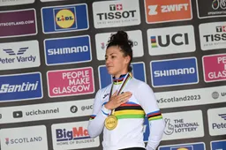 Wereldkampioene Dygert denkt aan overleden collega's uit Amerika na titel: 'Breekt ieders hart'