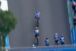 Jakobsen slaakt zucht van verlichting in laatste maanden bij Quick Step: 'Zware zomer, maar gaf nooit op'