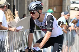 Ayuso komt slecht moment te boven na aanval Roglic: 'Blij met een verlies van maar 7 seconden'