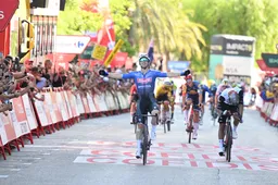 Groves klopt Molano in vierde etappe Vuelta, Marijn van den Berg gaat in volle finale onderuit