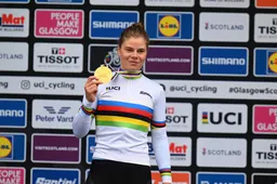 Huilende Kopecky wint WK na lastige periode: 'Ik heb geen idee hoe ik gemotiveerd bleef'