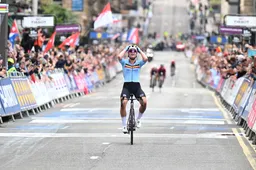 IJzersterke Kopecky soleert op magistrale wijze naar wereldtitel, Vollering moet het doen met zilver