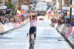 Gehavende Van der Poel wint WK met anderhalve minuut voorsprong na valpartij in volle finale