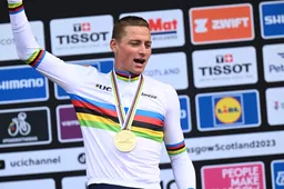 Van der Poel krijgt Flandrien-trofee, papa Adrie gaf direct na WK advies: 'Dat heeft hij goed in zijn oren geknoopt'