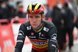 🎥 Kleddernatte Evenepoel baalt en moppert over dopingcontrole: 'Jullie testen me drie keer per week'