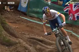 Wonderkind Pidcock drie weken na Tour wereldkampioen op de mountainbike, Van der Poel valt vroeg uit