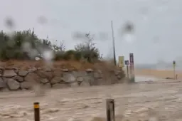 🎥 Heeft er iemand een dweil bij zich? Het Vuelta-peloton rijdt zondagmiddag langs hevig kolkende rivier
