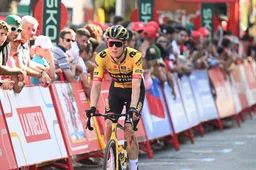 Wilco Kelderman in ziekenhuis nader onderzocht na val in hectische etappe