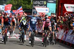 Dainese klopt indrukwekkende Ganna in laatste meters Vuelta-spurtrit, Groves uitgeschakeld door val