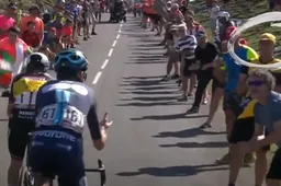 🎥 Bardet leegt lief een waterfles over Evenepoel, maar krijgt zelf geen bidon van Jumbo-Visma-soigneurs