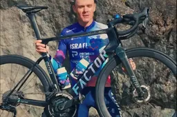 🎥 HAHA! Chris Froome drijft in ludiek 'ASMR-filmpje' de spot met Bentley-reclame en gaat na twee maanden weer koersen