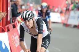 Ayuso was ontmoedigd door 'grote voorsprong Evenepoel': 'En kon Jumbo-Visma ook niet lossen'