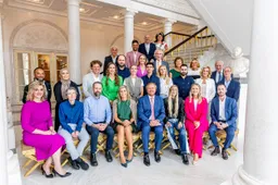 📸 Demi Vollering pontificaal tussen Koning Willem-Alexander en Koningin Maxima op Uitblinkerslunch